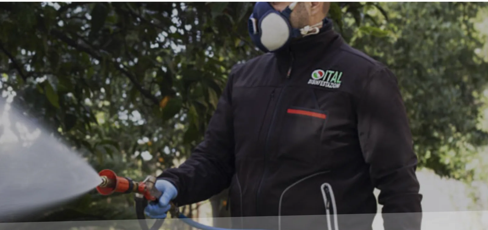 Tecnico Ital Disinfestazioni con dispositivi di protezione durante un trattamento professionale di disinfestazione